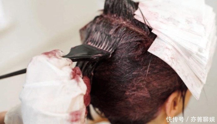 洗头|为什么理发师剪头之前,要先给顾客洗头?洗头妹无意间透露出猫腻