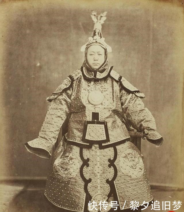 盔甲|晚清老照片女子穿全副盔甲 僧人地位如二品官员