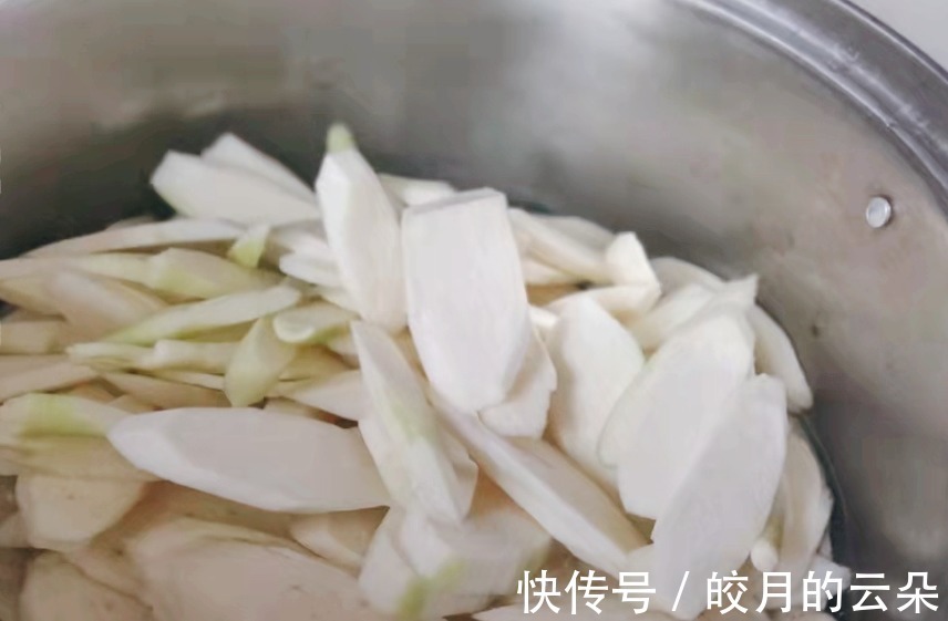 秋季正上市的菜，买来一烫一拌就上桌，清香鲜嫩营养好，简单好吃！