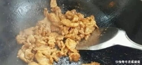 43年大厨无论炒什么肉,别用淀粉腌制,记住这2步,肉嫩味鲜