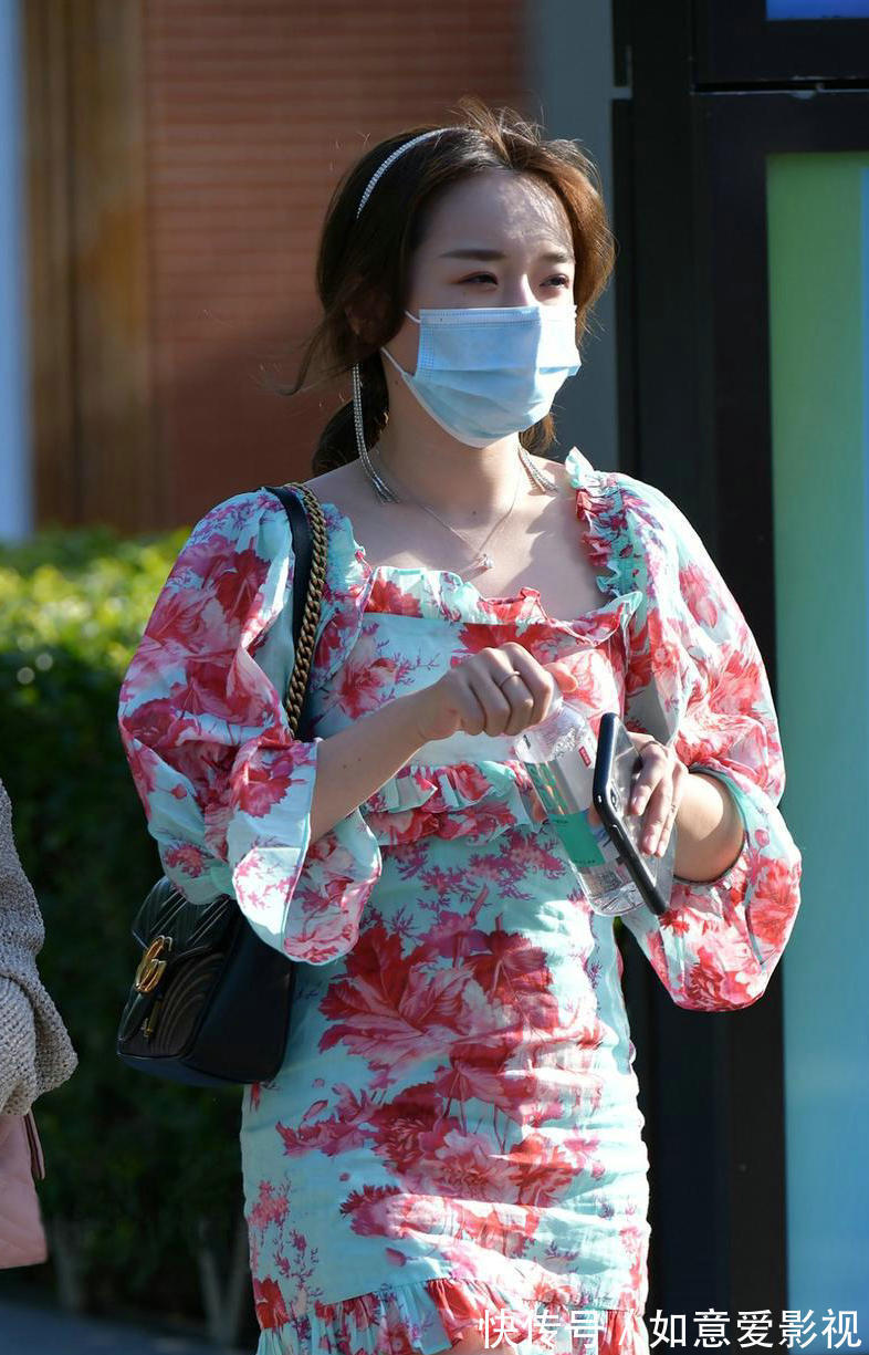 修身版 印花连衣裙搭配铆钉凉拖鞋,这样穿清爽凉快又惹眼好看
