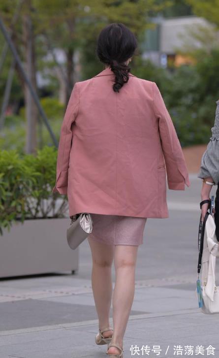 西装外套|职业女性穿连衣裙，搭配西装外套，美观大方又不失女性风韵