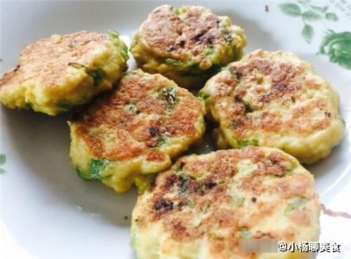 好吃|豆腐新吃法，不蒸不煮，揉成“饼”锅里一煎，营养又好吃