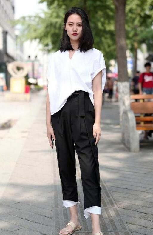 街拍:白色上衣搭配黑色九分裤,小姐姐想不好看都难