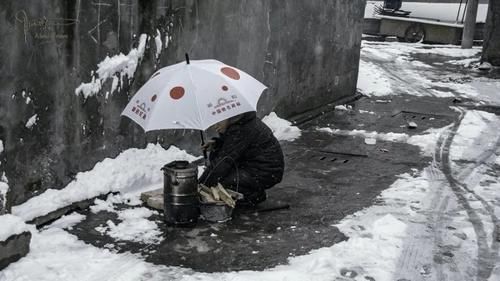 洗尽铅华，在雪中的杭州市区，也有一些这样平凡的角落