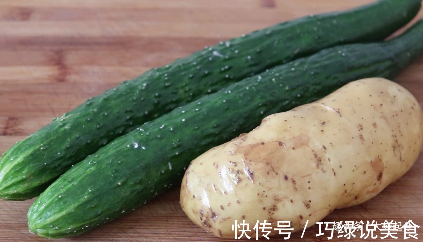 2根黄瓜，1个土豆，简单一做，看着就馋人了，上桌就扫光