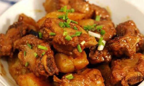 美食推荐：大蒜炒平菇，糖醋排骨，辣子鸡翅，土豆烧排骨的做法