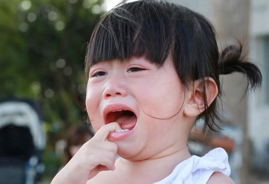 父母|孩子哭闹时,父母要明白有些话是不能说的,会让他们越来越伤心