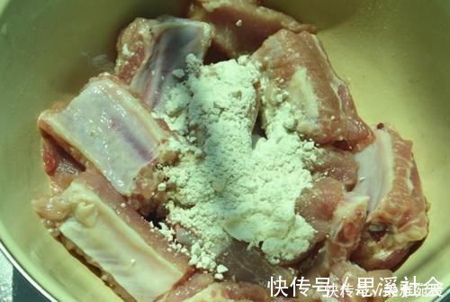 浸泡|清炖排骨，最忌只焯水，做好“1泡2洗3焯”，干净无腥，鲜香味美