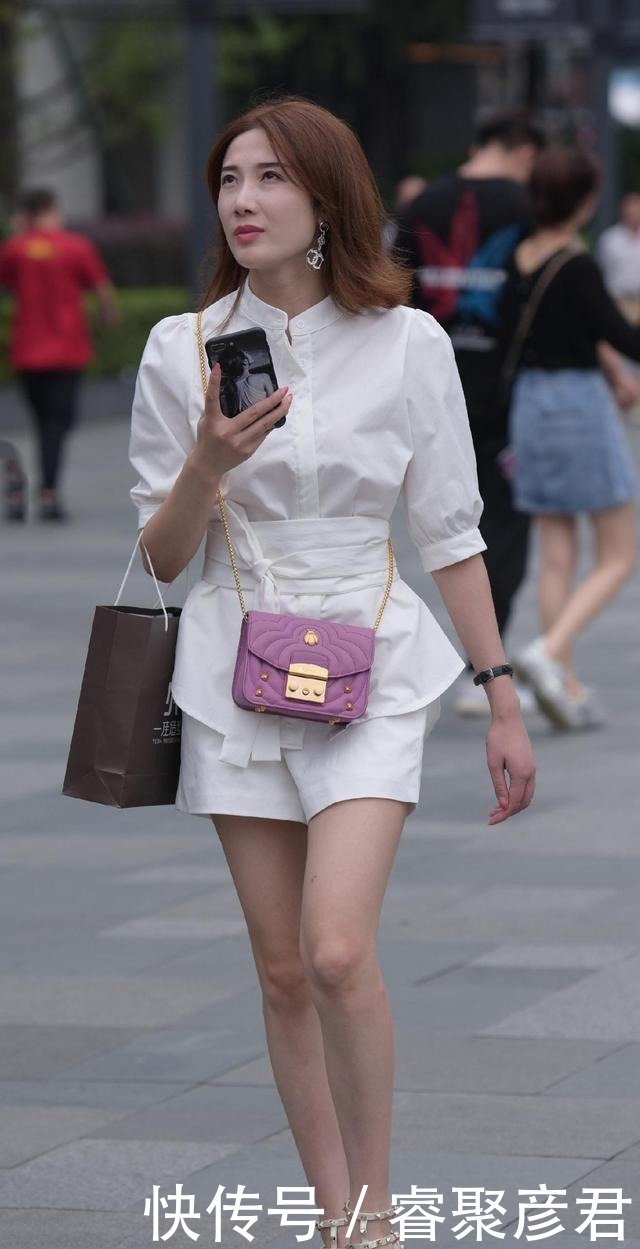 轻松|白色衬衫连衣裙搭配高跟鞋,轻松摆脱“路人感”,彰显优雅好气质