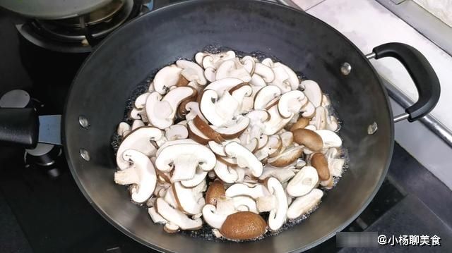 香菇最好吃的做法,只需简单两步,比吃大鱼大肉都香,收藏了