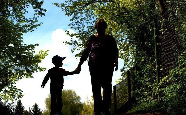 背包|男孩被妈妈骂了,要“离家出走”,接下来母子俩的对话,太逗乐了