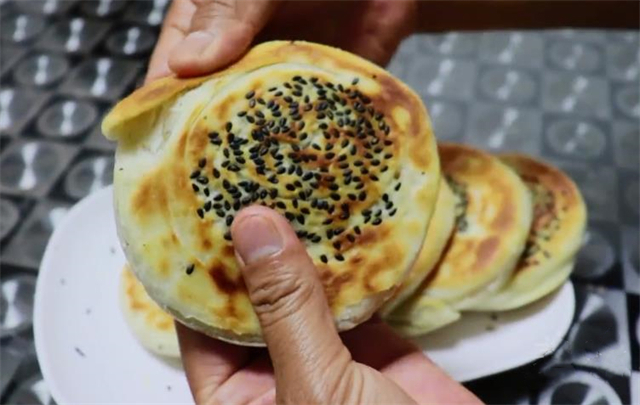 想吃油酥芝麻饼不用排队买了，教你在家做，酥的掉渣，太好吃了