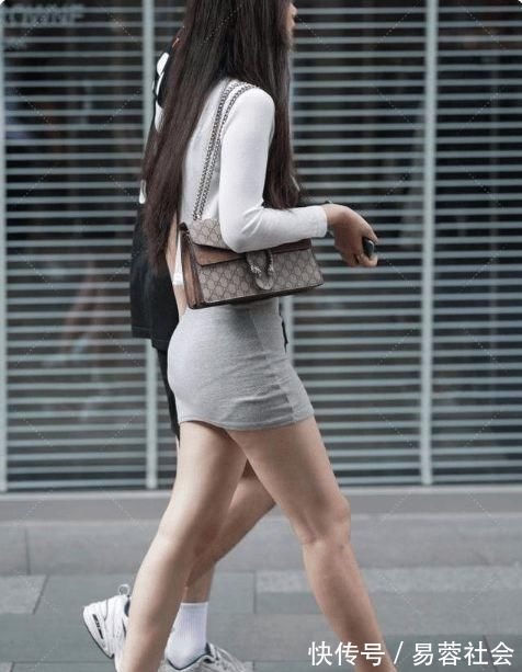 高跟鞋 灰色连衣裙和白色大衣搭配,配色高级,气质出众