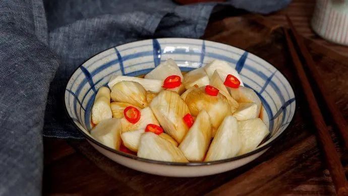 污水沟|污水沟里扒拉出来直接生吃,这是什么奇怪的美食?