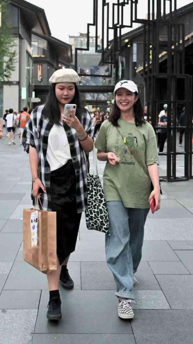 清爽大方简约中又不失高雅,可以轻松秀出青春靓丽的时尚感