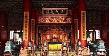 末代皇帝|末代皇帝溥仪,晚年想方设法进故宫,只因龙椅下藏着一个“秘密”!