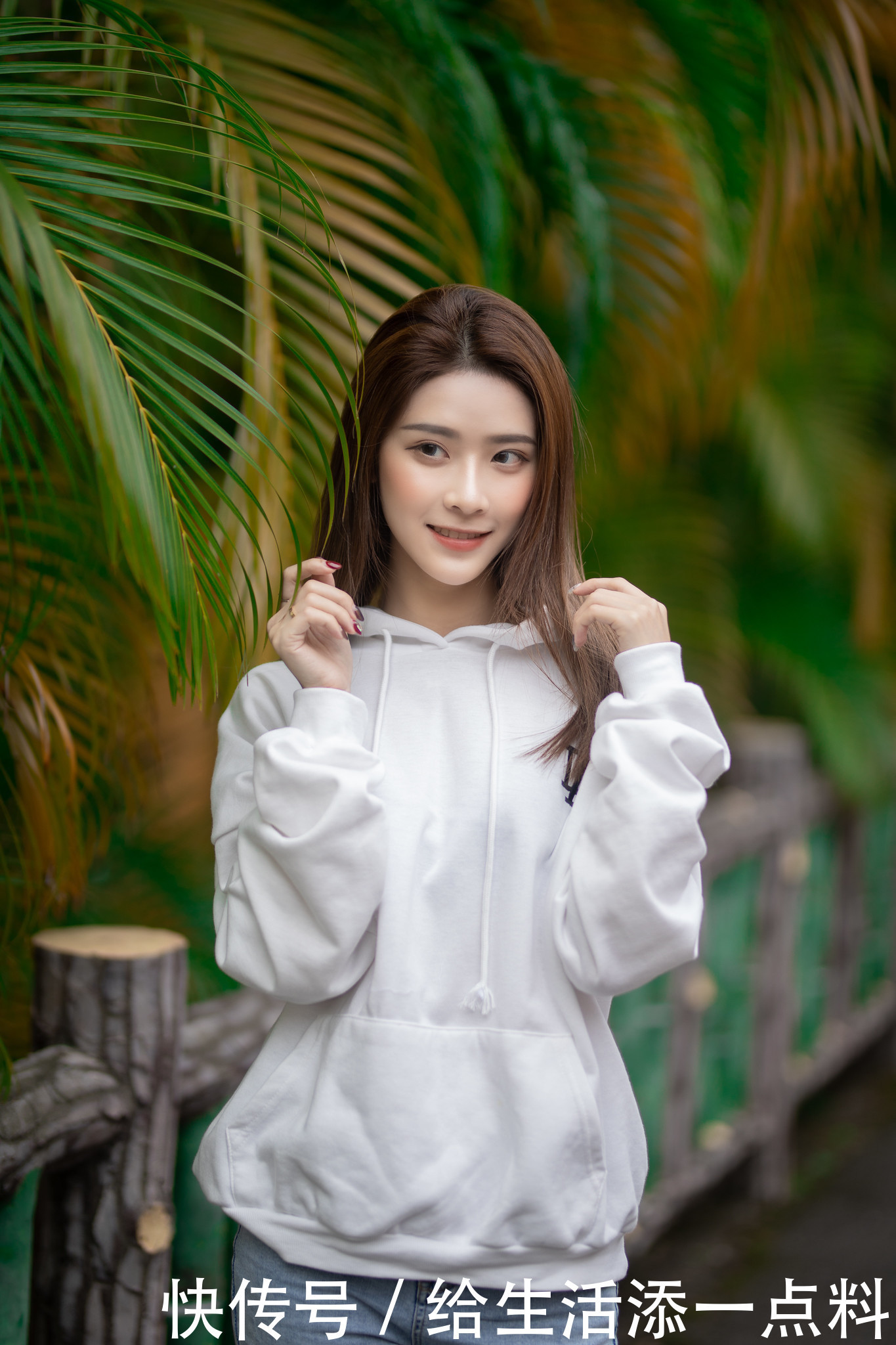 街拍:美女牛仔裤+卫衣时尚又减龄,好气质自带高级感