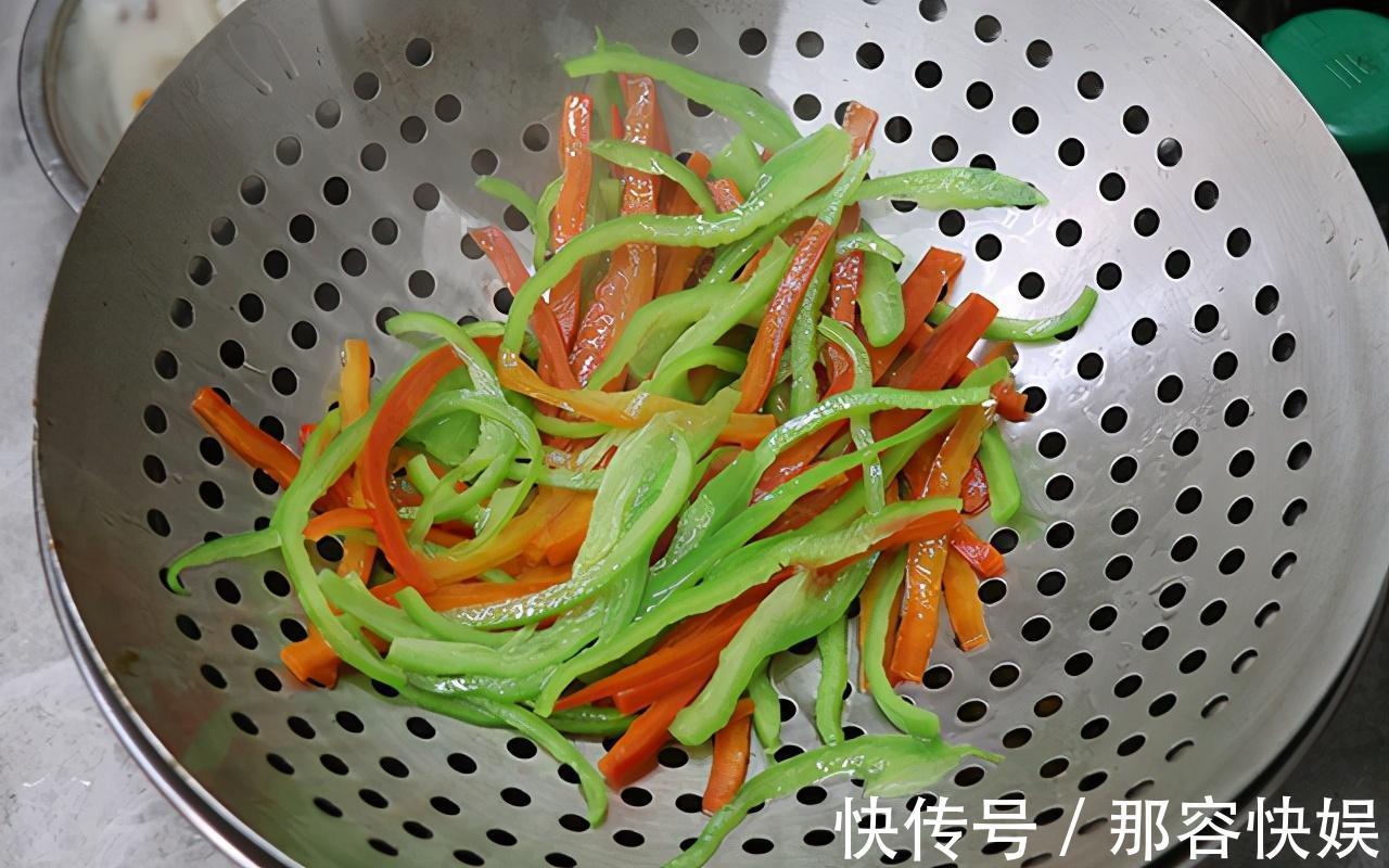 这道菜|家常菜茶树菇炒肉丝,肉丝鲜嫩,茶树菇干香,再挑食的孩子也爱吃