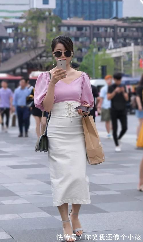 长裙 小姐姐白色束腰带,轻松展现出了一种简洁干净的感觉