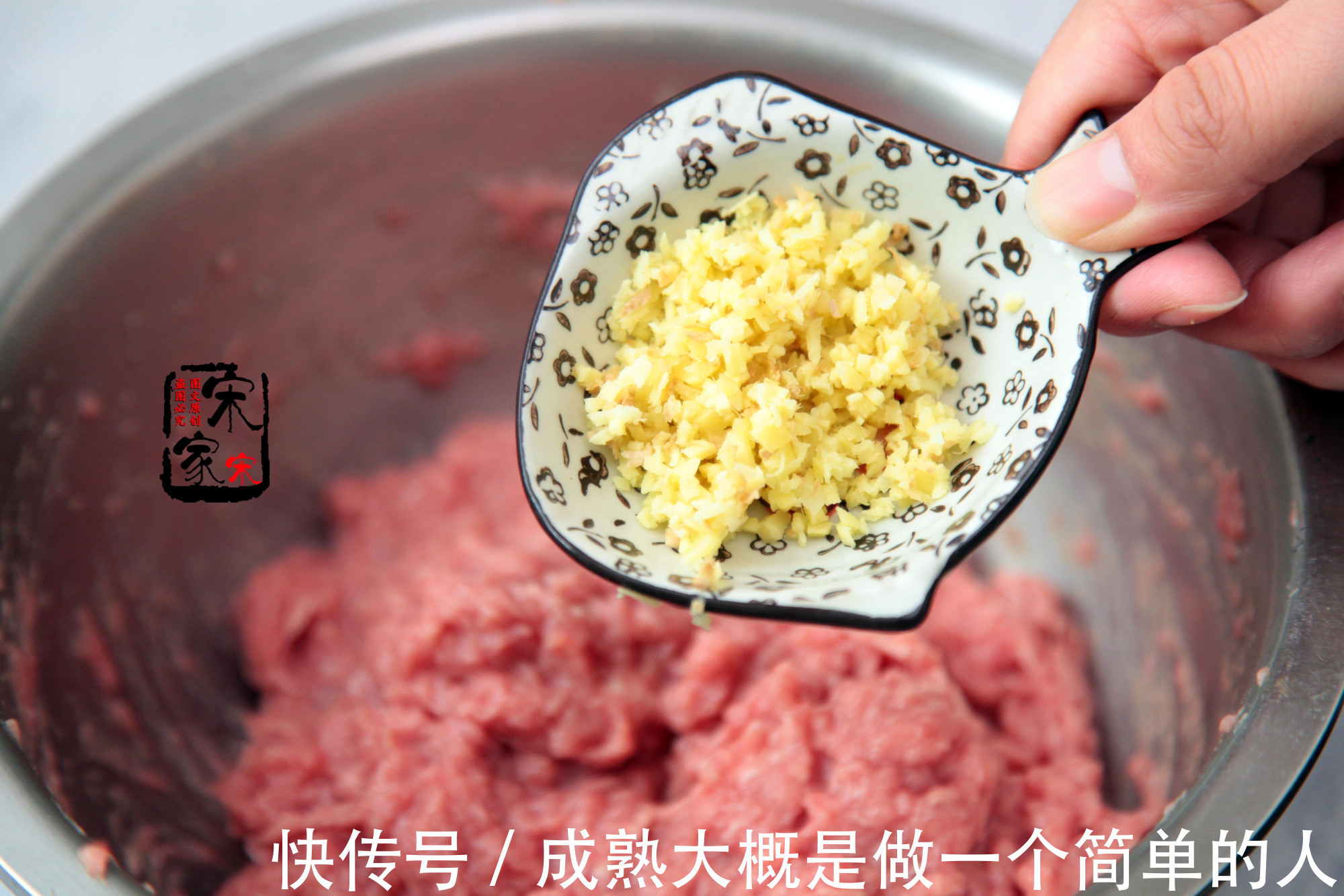 多汁又抱团的包子馅儿怎么调老厨师这做法太狠了,怪不得好吃!