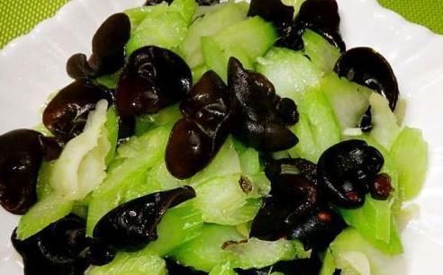 黑木耳配上此物,子宫干净了,气色好了,女人不想满脸皱纹可尝试