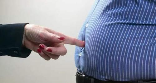 女性不想看起来比同龄人老10岁,要少碰这一“催老剂”,管住嘴