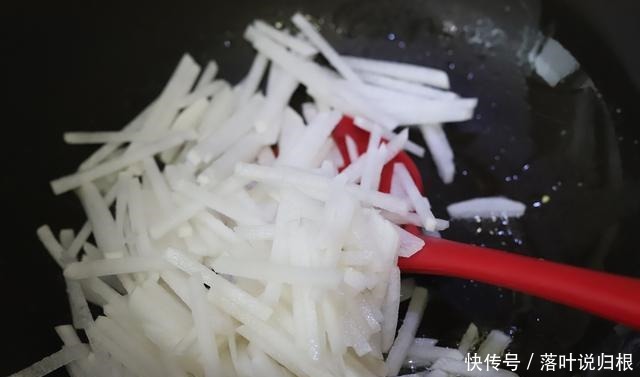 炒鸡蛋别只会用西红柿，换个食材，润肺生津，老人孩子都爱吃