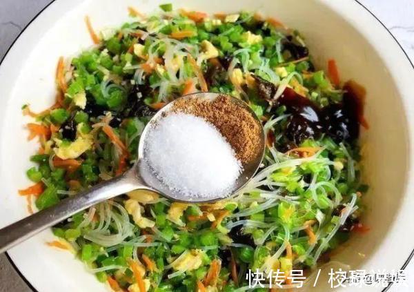 黑木耳|酥脆焦黄的黄金元宝馅饼，美味的早餐美食，一碗胡辣汤，人间美味