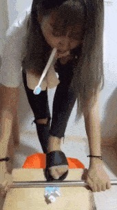 |搞笑GIF:现在这么会勤俭持家的妹子真是不多见了