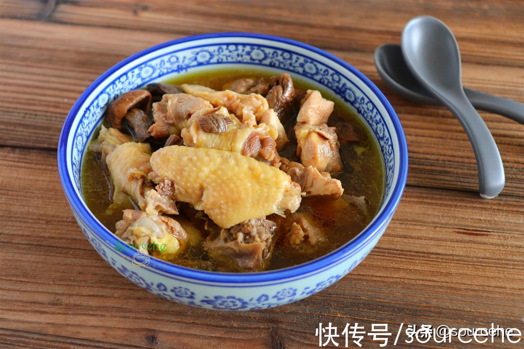鸡肉|立冬之后，煲鸡汤多加一步，鸡汤清香，味道鲜美，暖心又暖胃