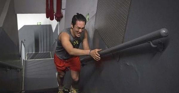 男人50岁以后，如果能轻而易举地完成四个动作，那就说明还很年轻