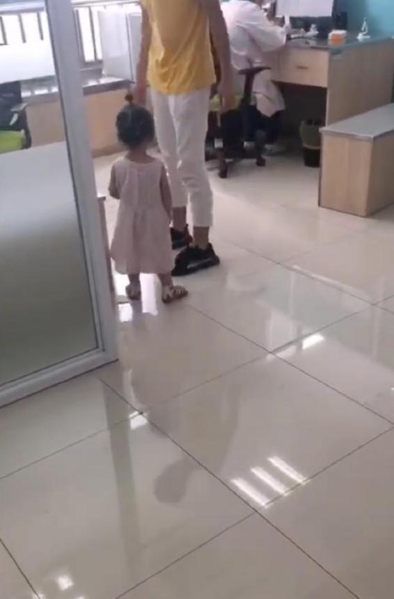 打针|3岁女宝大发脾气,打完针哭着找医生“算账”,网友:太萌了
