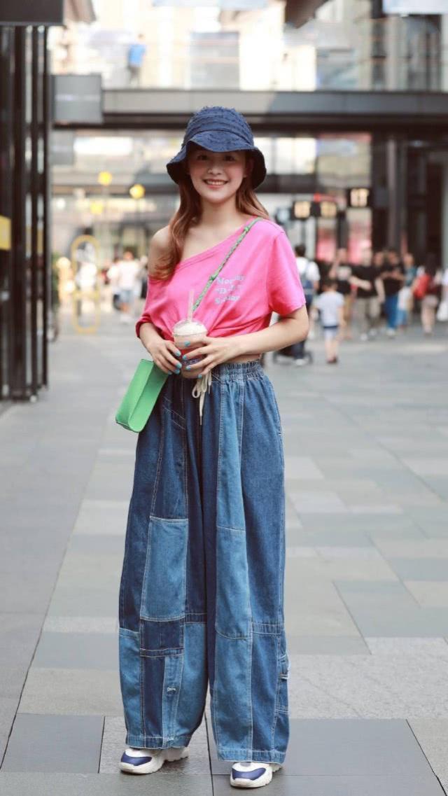 小姐姐|街拍:身材高挑的小姐姐,穿着打扮个性十足