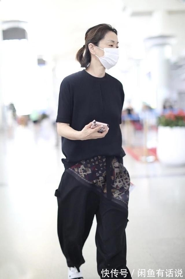 裤装|毛阿敏穿出奶奶辈的“潮流感”,把丝巾拼在裤子上,比年轻人时髦