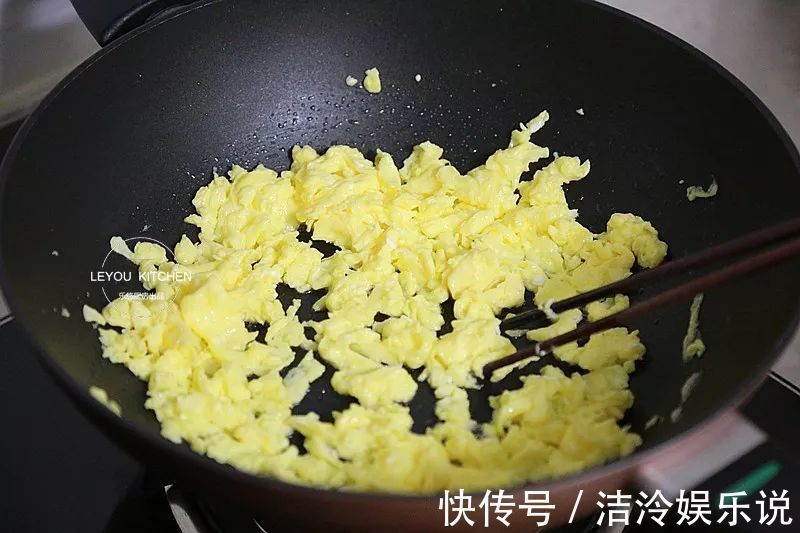 在家做馅饼，和面很重要，照着做馅饼皮薄馅大，放凉了也软软的