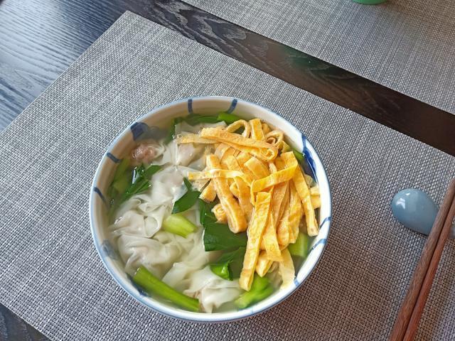 老两口的极简早餐，热乎乎的真好吃，营养也齐全，日子恬淡又美好