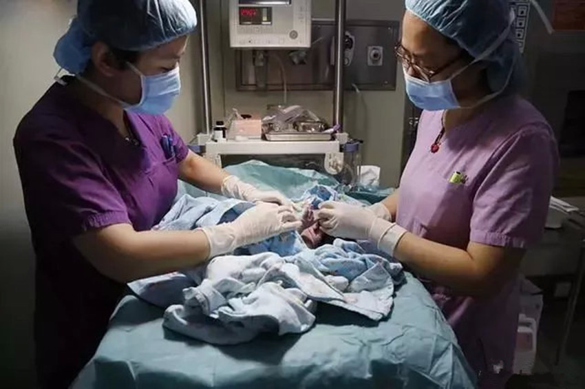 露出|28岁女性不知自己怀孕因腹痛急诊,小脑袋已经露出头却坚称没怀孕