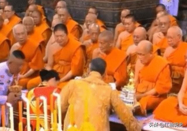 出席活动|68岁泰王真的老了后宫嫔妃再多又如何,拄着拐棍都差点摔倒