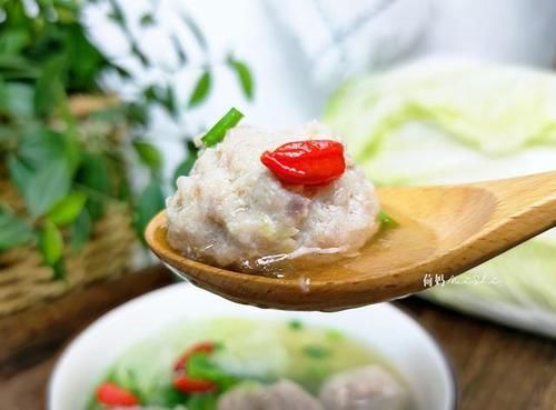  孩子|天冷了，给孩子煮一锅大白菜肉丸汤，汤鲜肉嫩，营养又美味！