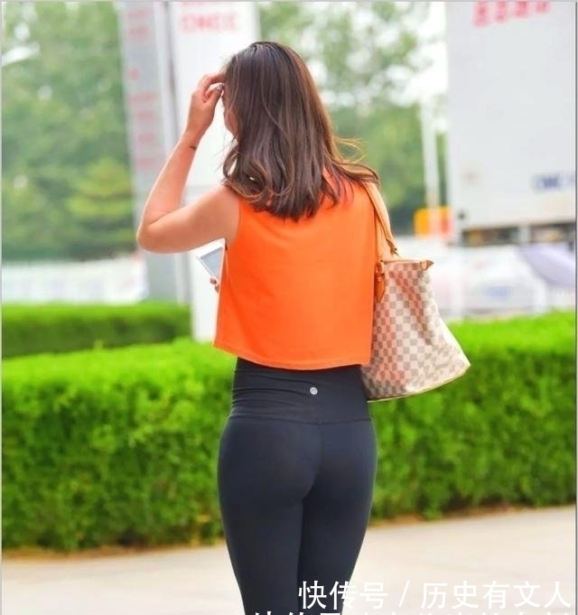 街拍橙色背心搭配紧身运动裤,人群中很显眼