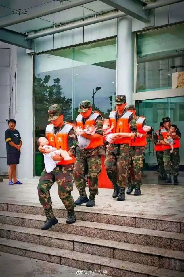 中国人|暴雨之中，谁是真的英雄？平凡的人们给我最多感动……