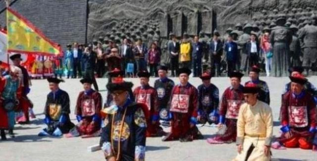 满族!乾隆七世孙祭祖穿黄袍、读圣旨,走15道程序,场面夸张像拍戏
