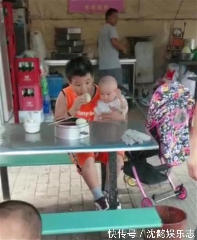 包子|妈妈让儿子带着妹妹吃早餐,看到这样的一幕,妈妈忍不住落泪