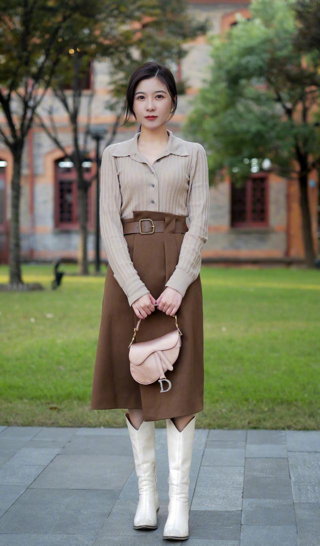 搭配|白色高筒靴不好搭配? 美女用白色高筒靴搭配出现代感, 时髦又好看