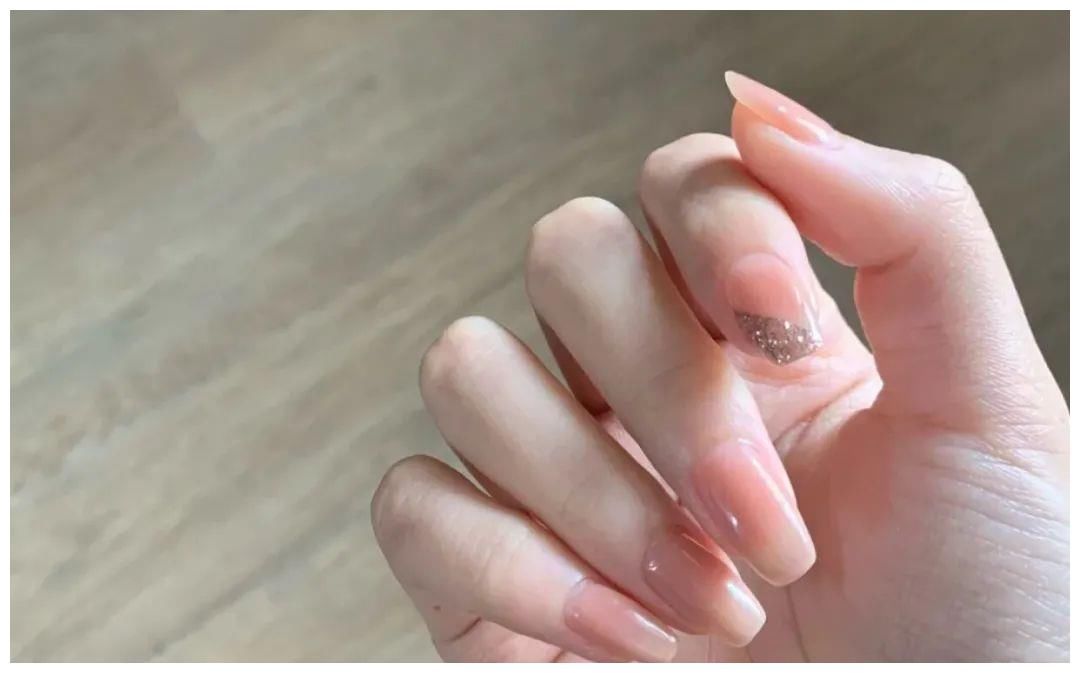 四季皆宜的裸色美甲，百搭显白，不会出错的搭配款式