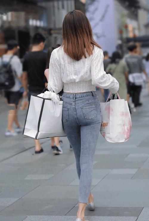 修身牛仔裤 衣品体现在穿搭上,休闲牛仔裤也能让你美出个性