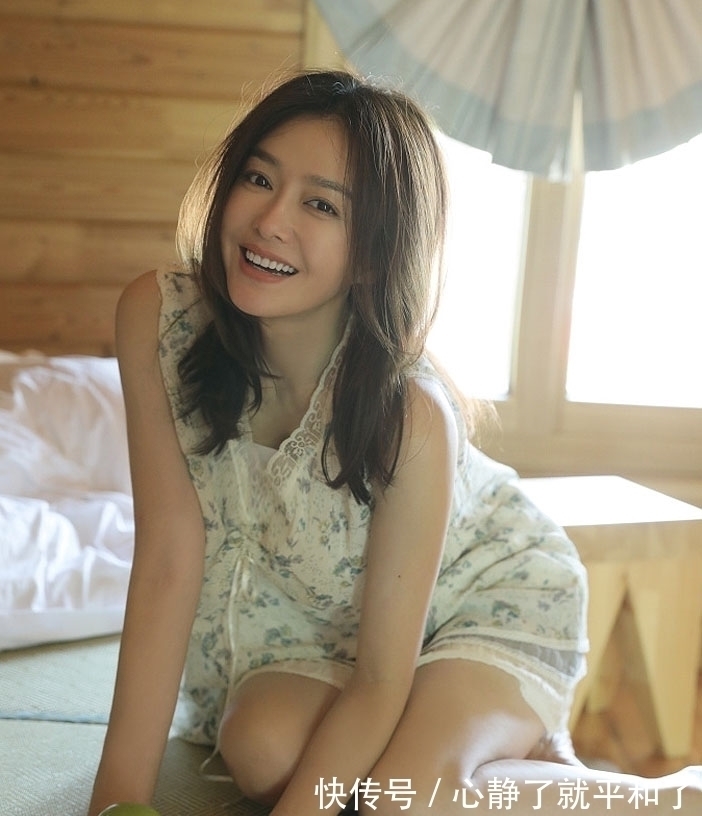 减龄 发量少女人先别急着剪短发,试试这3种发型,拯救发际线还很减龄