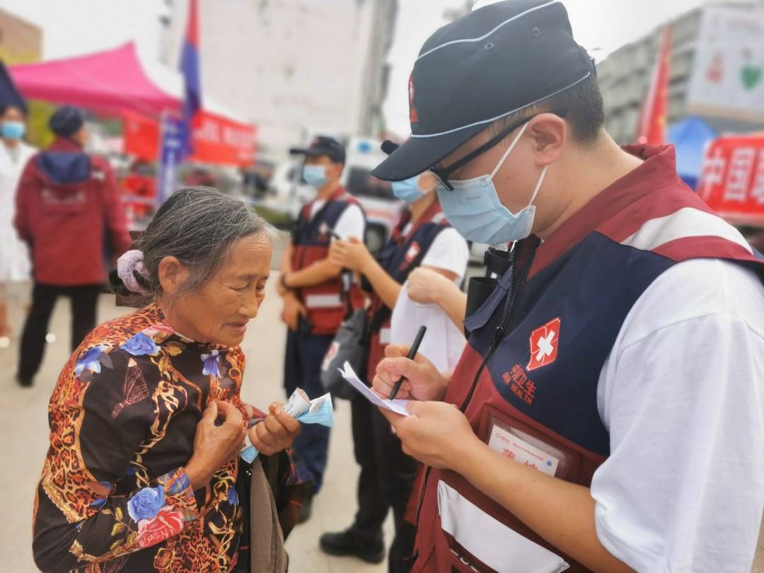 封面新闻|中医组团进帐篷 泸县安置群众免费“看专家”