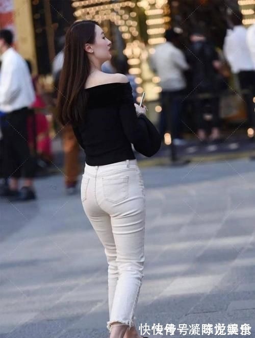 牛仔裤 一字肩上衣搭配牛仔裤,能很好的绽,展现出腰身比例